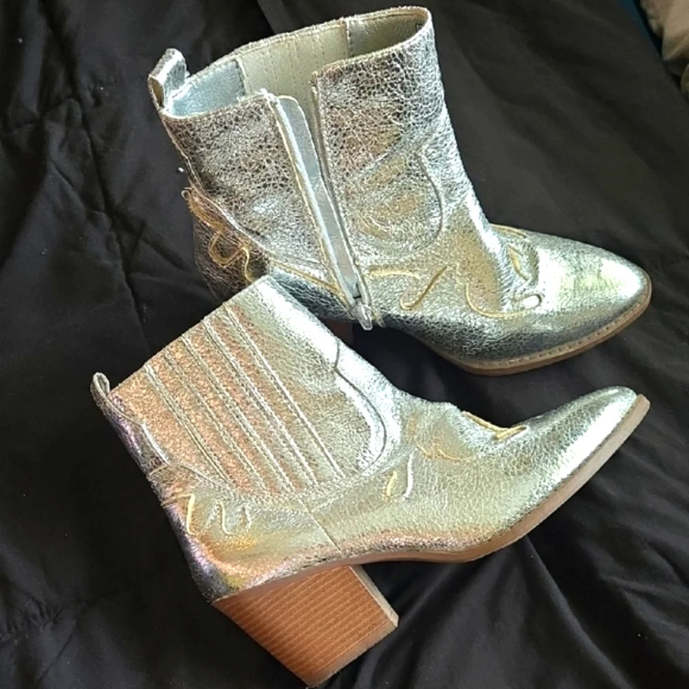 SO Silver Ankle Booties with Metallic Finish